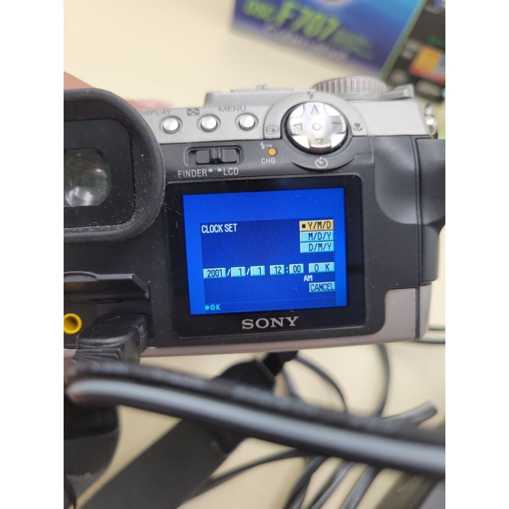 Sony Cyber-shot DSC-F707 Digital Camera 5.0MP Carl Zeiss NightShot Swivel Box - Picture 2 of 16